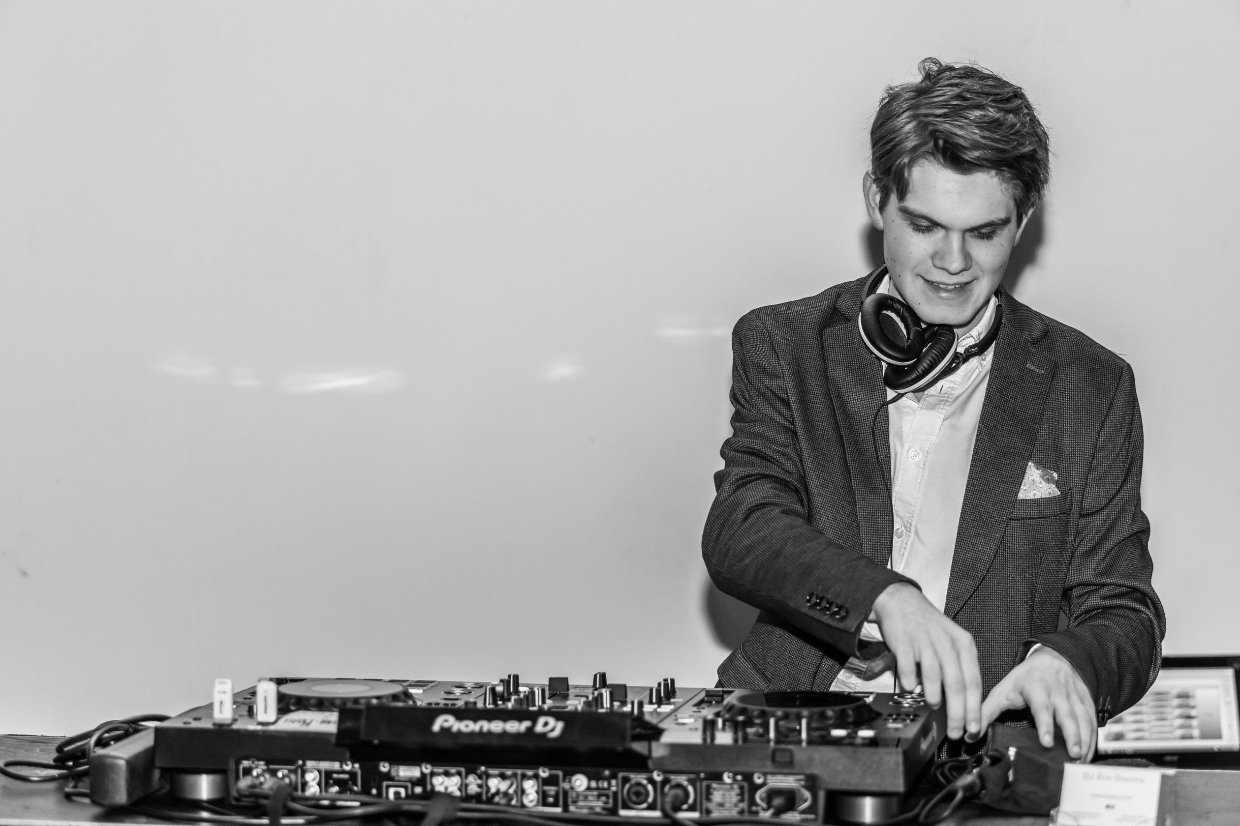 DJ Eric Dooms met een energieke uitstraling achter de DJ booth